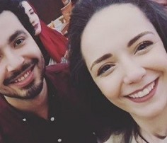 بالفيديو.. عريس يثير الجدل بتقبيله لقدم زوجته أمام والدته