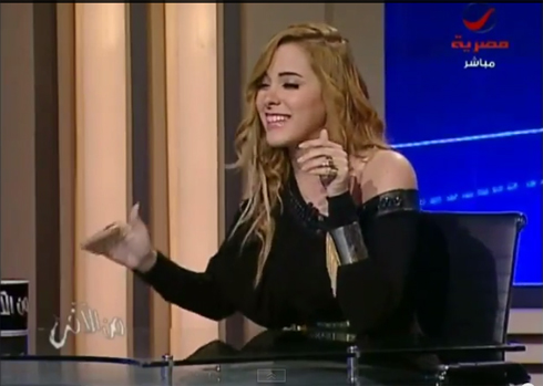 بالفيديو : مذيع مصري يطرد ضيفته على الهواء قائلا: “قومي من هنا”