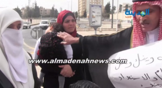 انقطعت المياه عن بيته منذ عام ونصف فجاء بعائلته إلى الدوار الرابع ( فيديو ) انقطعت المياه عن بيته منذ عام ونصف فجاء بعائلته إلى الدوار الرابع ( فيديو )