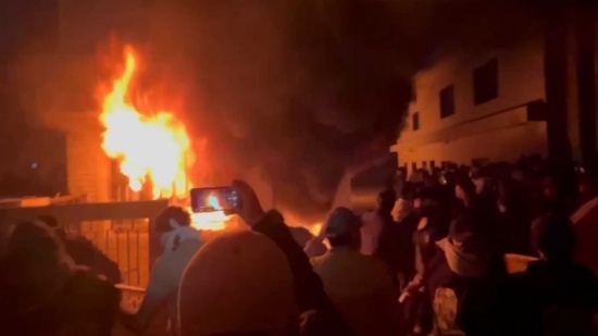 العراق.. إضرام نار في مقرّ حزب متحالف مع الصدر بسبب «تغريدة» العراق.. إضرام نار في مقرّ حزب متحالف مع الصدر بسبب «تغريدة»