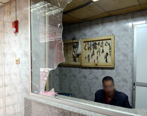 ضرب 3 أطباء جراحة بـ " الكراسي " في مستشفى حمزة الحكومي ضرب 3 أطباء جراحة بـ " الكراسي " في مستشفى حمزة الحكومي