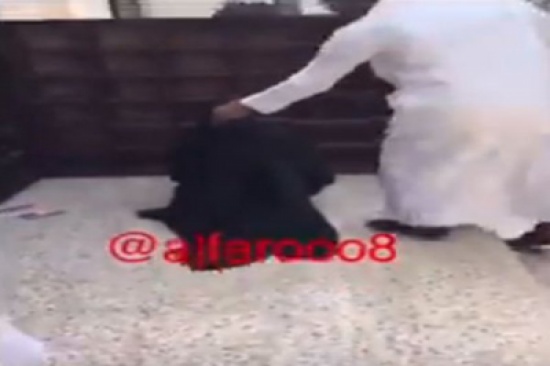 فيديو: لحظة هروب متسول يرتدي عباءة نسائية بعد انكشاف أمره فيديو: لحظة هروب متسول يرتدي عباءة نسائية بعد انكشاف أمره