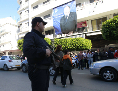 الجزائريون يتوجهون لصناديق الاقتراع لإختيار رئيسهم