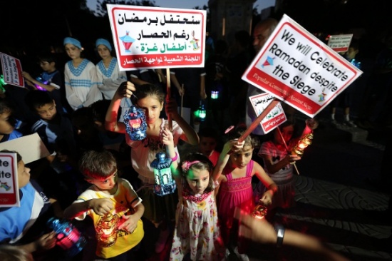 سلسلة بشرية بالفوانيس لأطفال في غزة تحت شعار" سنحتفل برمضان رغم الحصار" سلسلة بشرية بالفوانيس لأطفال في غزة تحت شعار" سنحتفل برمضان رغم الحصار"
