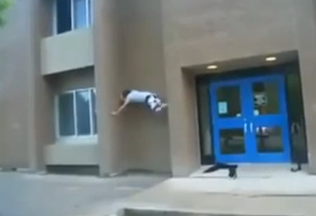 سقوط عنيف لشاب يتسلق مبنى