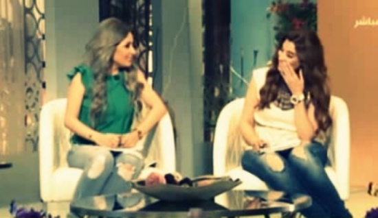 بالفيديو: موقف محرج لمذيعة بعد مداخلة من خطيبها على الهواء بالفيديو: موقف محرج لمذيعة بعد مداخلة من خطيبها على الهواء