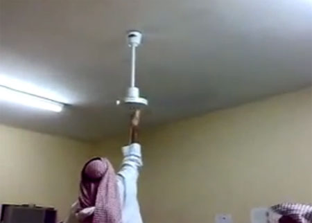 رجل يوقف مروحة بيده