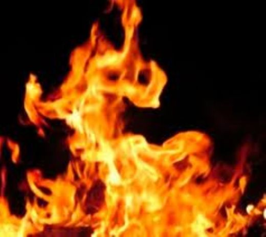 امرأة تحرق زوجها بسبب أخرى امرأة تحرق زوجها بسبب أخرى