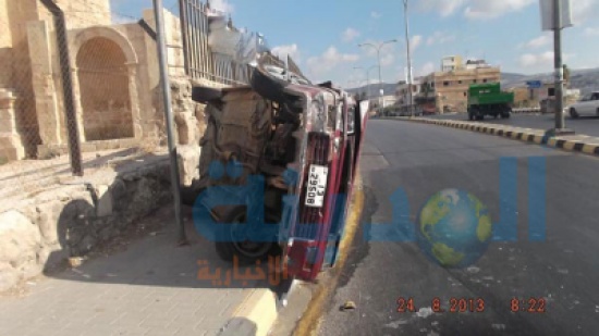 تدهور سيارة في جرش والسائق يلوذ بالفرار " صور "