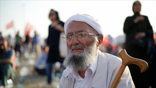 كبار السن تمرّدوا على ذكرياتهم مع الانقلابات في مليونية إسطنبول كبار السن تمرّدوا على ذكرياتهم مع الانقلابات في مليونية إسطنبول