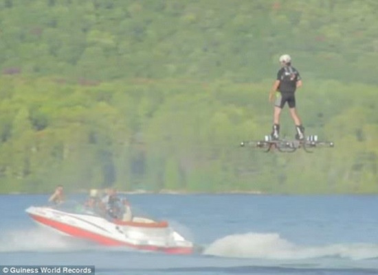 كندي يدخل جينيس في الطيران على لوح طائر