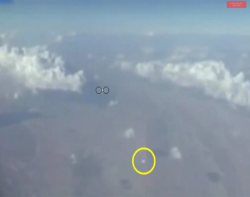أحد ركاب طائرة يصور جسم غريب يحلق فوق سماء إيران