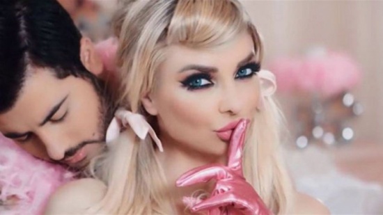 بالصورة .. ميريام كلينك تهاجم جاد خليفة: "ترجاني لساعده!"