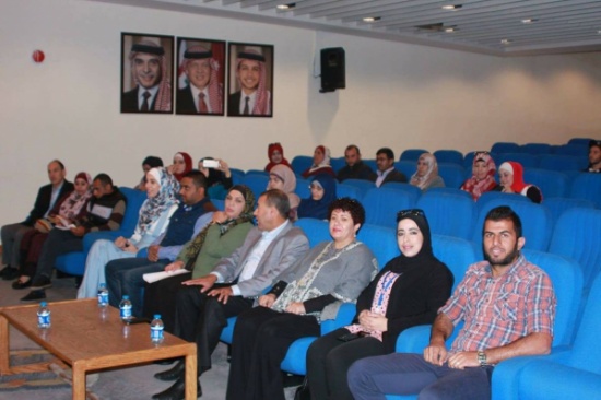 الأمانة تخرج دورتي حاسوب ولغة الإشارة لذوي الأعاقات من المجتمع المحلي