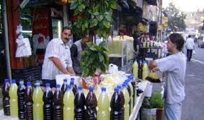 الكرك: مواطنون يطالبون بمنع بسطات الغذاء والعصائر في الاسواق الكرك: مواطنون يطالبون بمنع بسطات الغذاء والعصائر في الاسواق