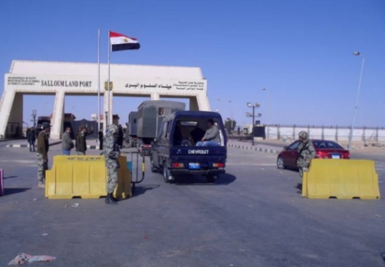 الأمن الليبي يطلق النار لتفريق محتجين مصريين بمنفذ حدودي الأمن الليبي يطلق النار لتفريق محتجين مصريين بمنفذ حدودي