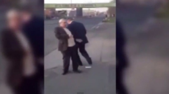 شاهد: مخمور يعتدي على عجوز