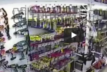 شاهد..  حرامي يسرق «حفارا» ضخما ويخفيه في بنطاله