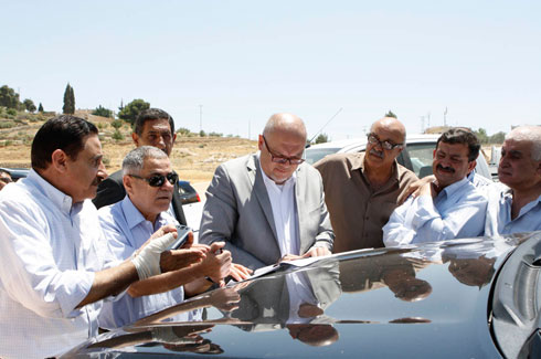 وزير الاشغال العامة يتفقد طريق السلط الدائري وزير الاشغال العامة يتفقد طريق السلط الدائري