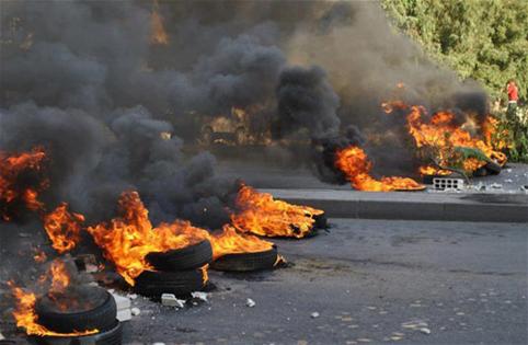 محتجون يغلقون الطريق الصحراوي للمطالبة بتخفيض اسعار الاعلاف محتجون يغلقون الطريق الصحراوي للمطالبة بتخفيض اسعار الاعلاف