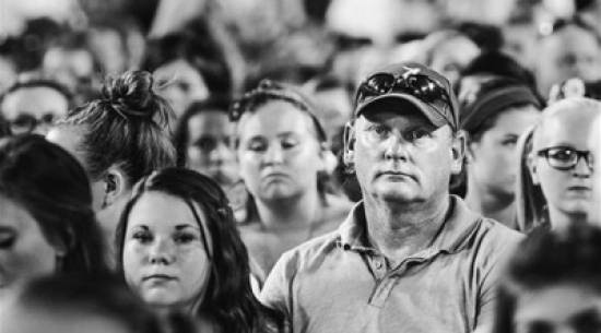 بالصور: آباء في ضجر قاتل بحفل شبابي