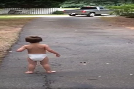 شاهد .. طفل يودع والده