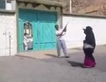 يرحب بقدوم والدته إلى منزله بسلاح "رشاش"