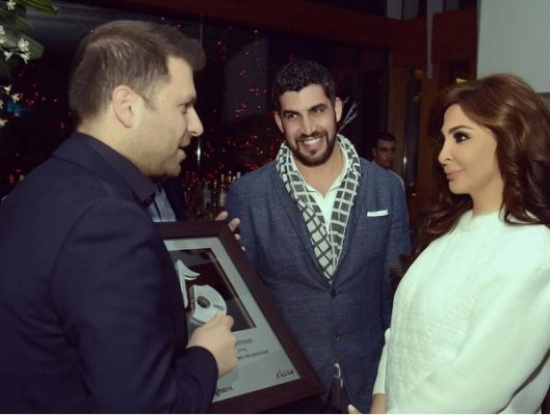 إليسا تتلقى جائزة جديد