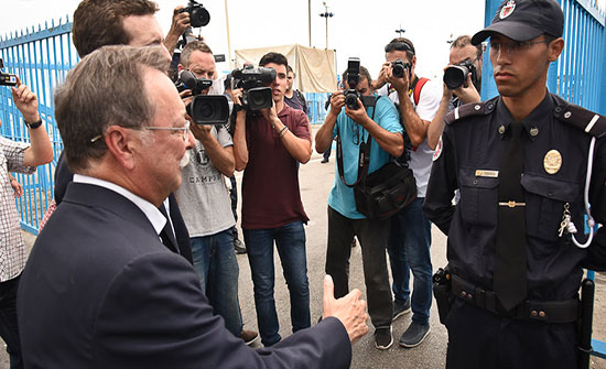 فيديو :  شرطيا مغربيا يرفض مصافحة مسؤول اسباني