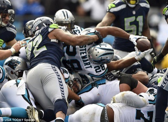 فيديو :  طفلة تلتقط كرة قدم في المدرجات؟