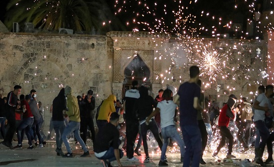 ارتفاع الإصابات في باحات الأقصى و اعتقال عشرات المصلين أثناء عودتهم من الاقصى ارتفاع الإصابات في باحات الأقصى و اعتقال عشرات المصلين أثناء عودتهم من الاقصى
