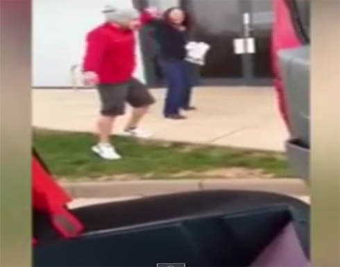 ساعي بريد يبهج عملاءه بـ "الرقص"