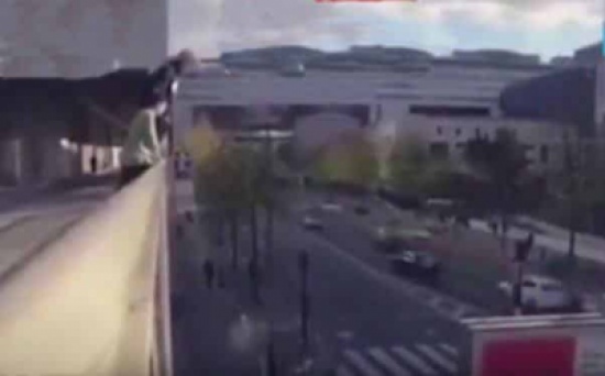 شاهد قفزة “بهلوانية” من شرفة أحد الأبنية على حافة لوحة إعلانية