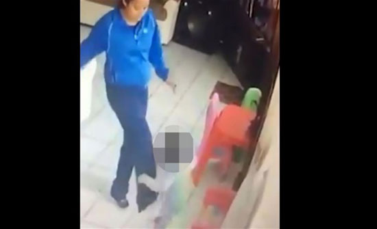 شاهد بالفيديو.. مربية أطفال تضرب توأمًا بالـ"شلوت" شاهد بالفيديو.. مربية أطفال تضرب توأمًا بالـ"شلوت"