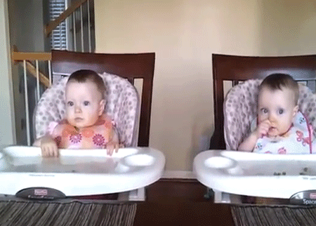 توأم لا يستطيعون تمالك انفسهم عند سماع اغنيتهم