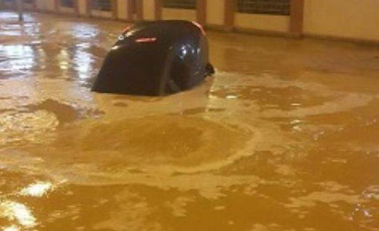 بالفيديو: الأرض تبتلع سيارة في القاهرة