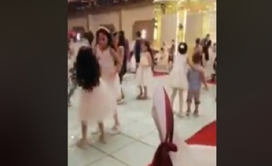 بالفيديو : أطفال ينشرون الفوضى بحفل زفاف بشكل صادم بالفيديو : أطفال ينشرون الفوضى بحفل زفاف بشكل صادم