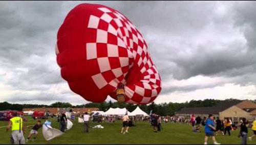 شاهد.. منطاد يسحب شاحنة ويخرج عن السيطرة حاملاً شخصين