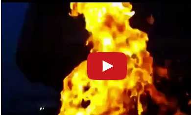 بالفيديو : اشتعال محرك سيارة مباشرة بعد اصطدامها بشاحنة