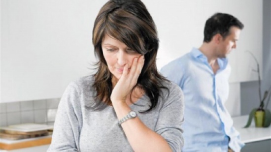 امرأة تطلق زوجها بعدما اكتشفت ما فعله بملابسها