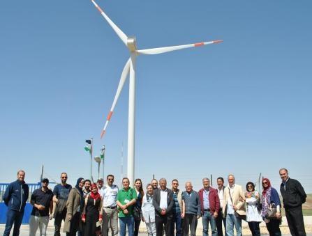 وفد من الكونجرس الأميركي يطلع على تجربة مزرعةِ رياح الطفيلة وفد من الكونجرس الأميركي يطلع على تجربة مزرعةِ رياح الطفيلة