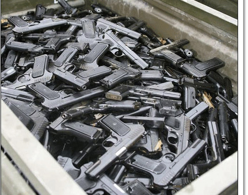 يسجن 3 سنوات لحيازته 20 بمب آكشن و130 مسدس صوت