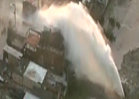 لإنفجار أنبوب مياة يتسبب بفيضان وتدمير للمنازل