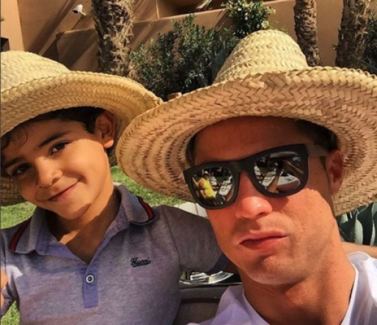 بالصور: رونالدو يتجاهل تحذيرات بيريز ويسافر إلى المغرب رفقة عائلته