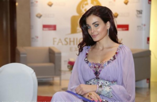 دومينيك حوراني ترتدي العباءة الخليجية..بالصور دومينيك حوراني ترتدي العباءة الخليجية..بالصور
