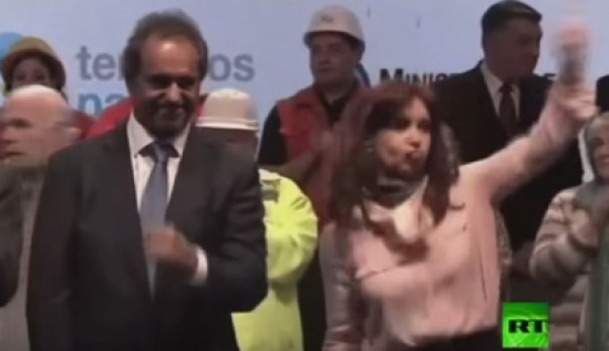 شاهد..  الرئيسة الأرجنتينية ترقص أثناء اجتماع حاشد