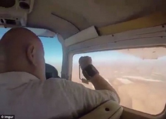 شاهد: ماذا حدث لرجل فتح نافذة طائرة لالتقاط صورة