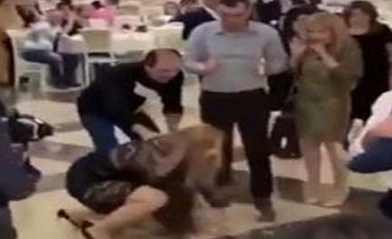 عراكٌ عنيفٌ بين فتاتَيْن على باقة زهور العروس! (فيديو) عراكٌ عنيفٌ بين فتاتَيْن على باقة زهور العروس! (فيديو)
