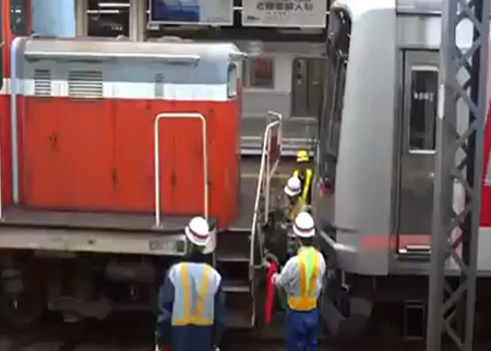 عامل ياباني يحاول ايقاف قطار يزن 200 طن