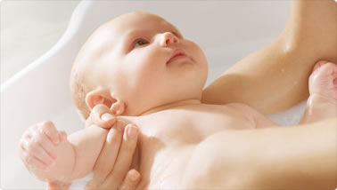 بالفيديو: أفضل الطرق لحمل طفلك الرضيع